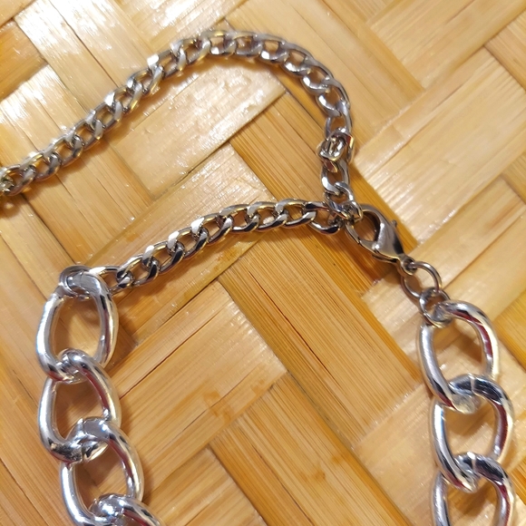 Silver toned bling boot chain dragons motif perfect for concert festival cosplay - Picture 4 of 4